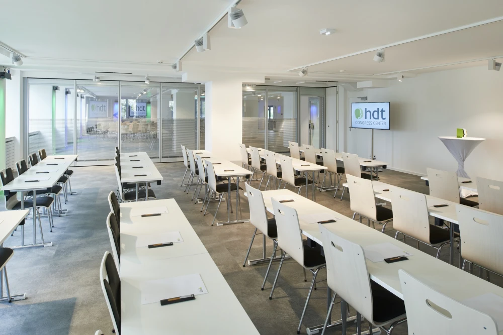 Heller Seminarraum im HDT Congress Center Essen mit moderner Tagungsausstattung