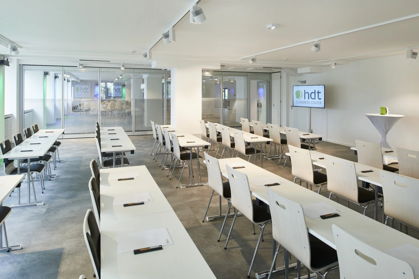 Heller Seminarraum im HDT Congress Center Essen mit moderner Tagungsausstattung