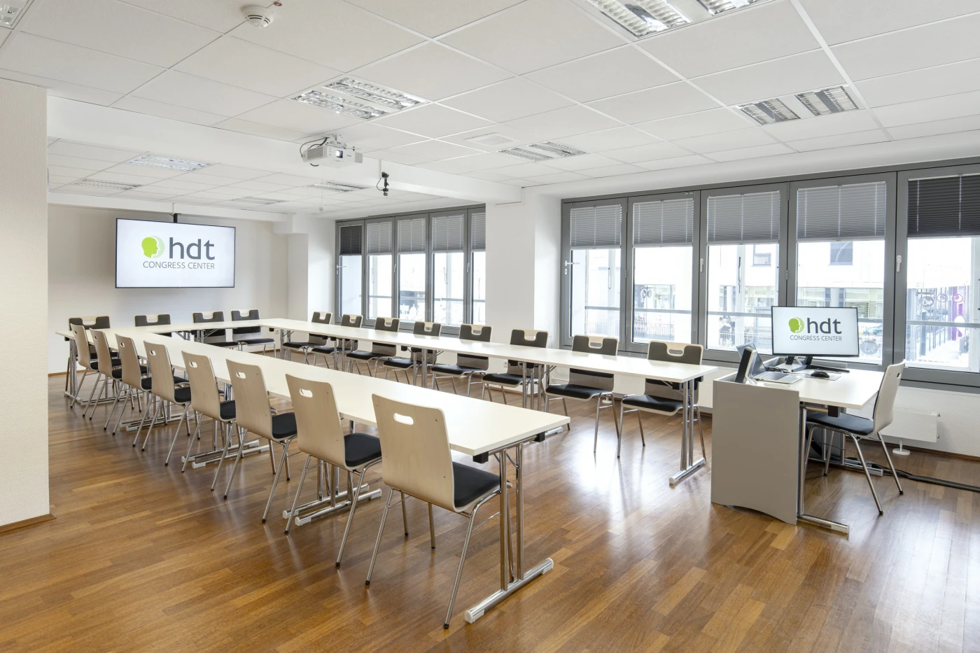 Moderner Tagungsraum im HDT Congress Center Essen mit U-Bestuhlung und Technik für Präsentationen