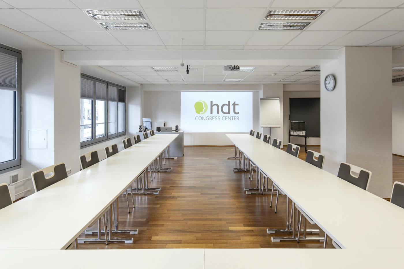 Heller Tagungsraum im HDT Congress Center Essen mit U-Bestuhlung und moderner Technik