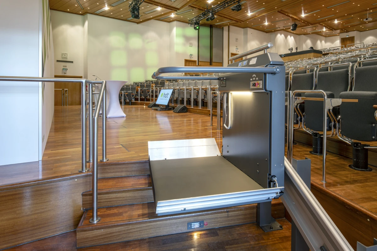 Barrierefreier Zugang zur Bühne im hdt Congress Center Essen mit Plattformlift