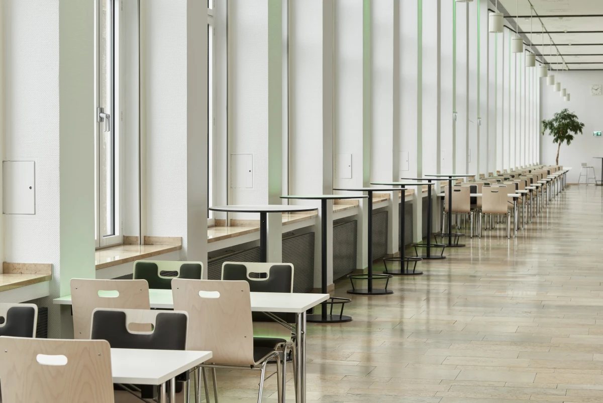 Moderner Pausen- und Aufenthaltsbereich im HDT Congress Center Essen mit Sitzgelegenheiten am Fenster