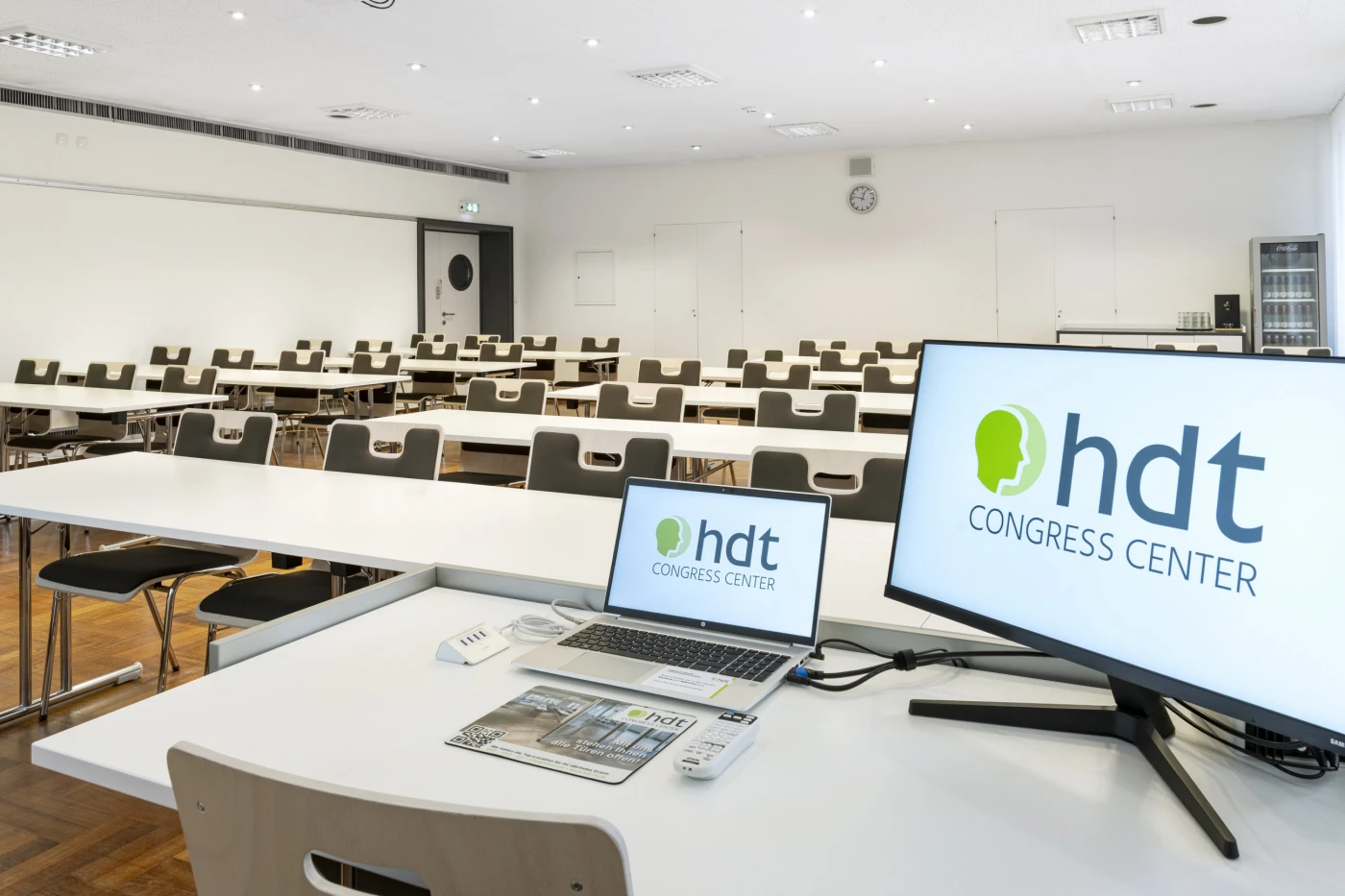 Heller Schulungsraum im HDT Congress Center Essen mit Projektionsfläche und moderner Ausstattung
