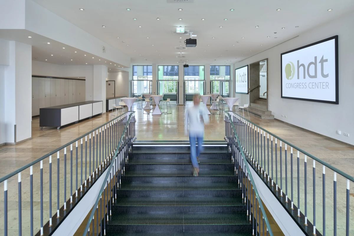 Modernes Foyer im HDT Congress Center Essen für Tagungen und Empfänge