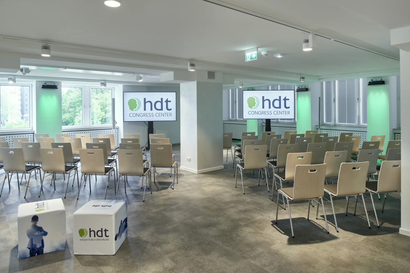 Moderner Konferenzraum im HDT Congress Center Essen mit Präsentationstechnik und Sitzreihen.